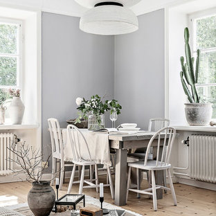 Skandinavisk inredning av en matplats, med grå väggar, ljust trägolv och beiget golv