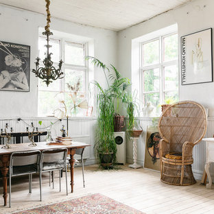 Inredning av en eklektisk matplats, med vita väggar, ljust trägolv och beiget golv