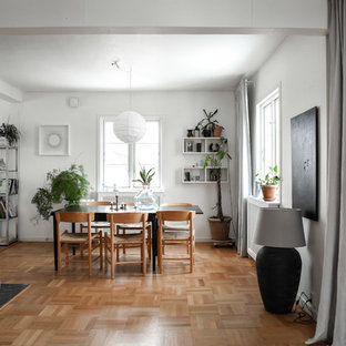 Inspiration för mellanstora skandinaviska matplatser, med vita väggar, mellanmörkt trägolv och brunt golv