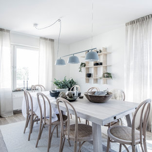 Bild på en mellanstor minimalistisk matplats, med vita väggar, ljust trägolv och beiget golv