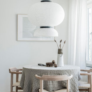 Foto på en liten nordisk separat matplats, med vita väggar, ljust trägolv och beiget golv
