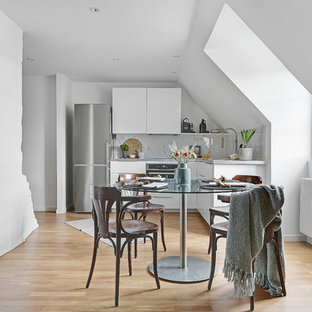 Idéer för mellanstora minimalistiska kök med matplatser, med vita väggar, beiget golv och ljust trägolv