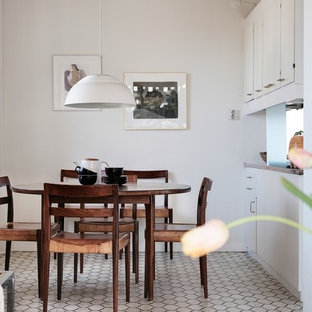 Idéer för att renovera ett nordiskt kök med matplats, med vita väggar och vitt golv