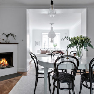 Inspiration för en nordisk matplats med öppen planlösning, med vita väggar, mellanmörkt trägolv, en standard öppen spis och brunt golv