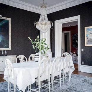 Inspiration för klassiska separata matplatser, med svarta väggar, mörkt trägolv och brunt golv