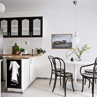 Bild på ett litet minimalistiskt kök med matplats, med vita väggar, ljust trägolv och beiget golv