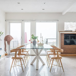 Exempel på en modern matplats med öppen planlösning, med vita väggar och beiget golv