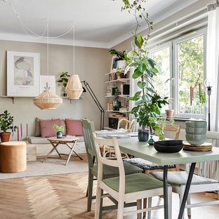 Inredning av en nordisk liten matplats med öppen planlösning, med beige väggar, mellanmörkt trägolv och beiget golv