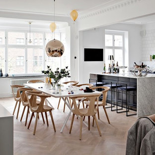 Bild på en stor minimalistisk matplats med öppen planlösning, med vita väggar, ljust trägolv och beiget golv