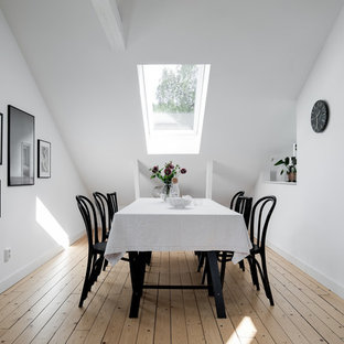 Inredning av en skandinavisk mellanstor separat matplats, med vita väggar, ljust trägolv och beiget golv