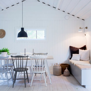 Bild på en stor nordisk separat matplats, med vita väggar och målat trägolv