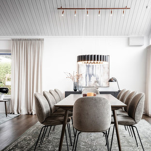 Inspiration för en nordisk matplats, med vita väggar, mörkt trägolv och brunt golv