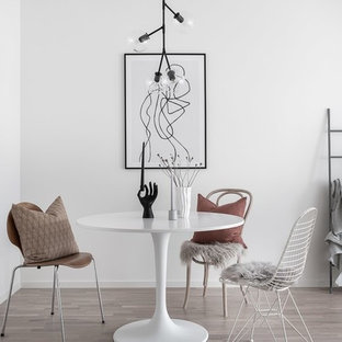 Inspiration för minimalistiska matplatser med öppen planlösning, med vita väggar, ljust trägolv och beiget golv
