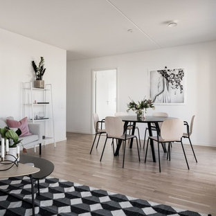 Inredning av en nordisk mellanstor matplats med öppen planlösning, med vita väggar, mellanmörkt trägolv och beiget golv