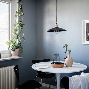 Minimalistisk inredning av en liten matplats, med blå väggar