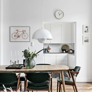 Inspiration för skandinaviska matplatser med öppen planlösning, med vita väggar, mellanmörkt trägolv och brunt golv