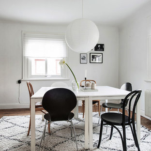 Exempel på en mellanstor nordisk matplats, med vita väggar, mörkt trägolv och brunt golv
