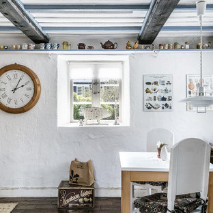 Inspiration för små lantliga separata matplatser, med vita väggar, tegelgolv och brunt golv