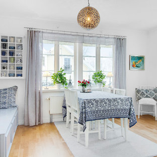 Bild på en nordisk separat matplats, med grå väggar, ljust trägolv och beiget golv