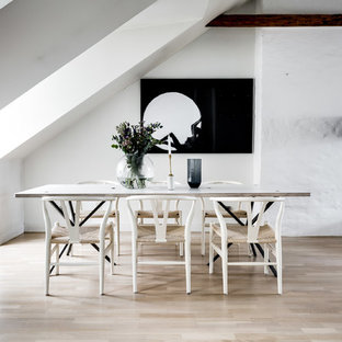 Inspiration för stora nordiska matplatser med öppen planlösning, med vita väggar, ljust trägolv och beiget golv
