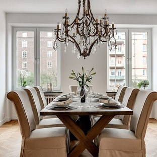 Inspiration för en mellanstor vintage separat matplats, med vita väggar, mellanmörkt trägolv och beiget golv