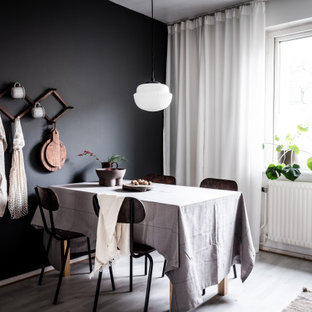 Idéer för en skandinavisk matplats, med svarta väggar och grått golv