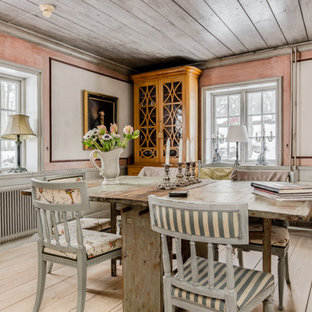 Idéer för shabby chic-inspirerade matplatser, med vita väggar, ljust trägolv och beiget golv