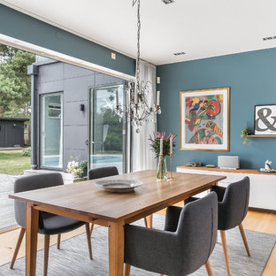 Inspiration för mellanstora moderna matplatser, med blå väggar, ljust trägolv och beiget golv