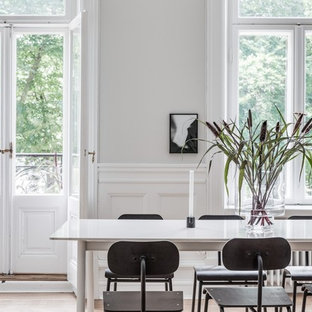 Inspiration för minimalistiska matplatser, med vita väggar, ljust trägolv och beiget golv