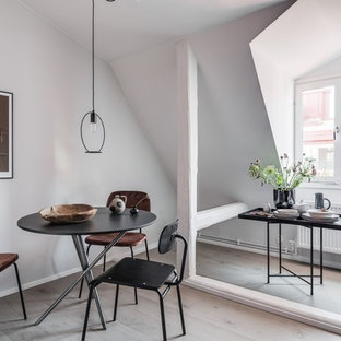 Inredning av en skandinavisk matplats, med vita väggar, ljust trägolv och beiget golv