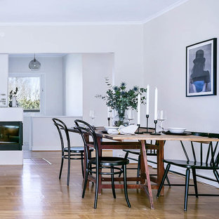 Exempel på en stor skandinavisk matplats med öppen planlösning, med vita väggar, ljust trägolv och beiget golv