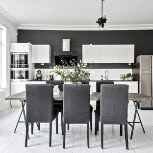 Inspiration för ett stort minimalistiskt kök med matplats, med svarta väggar, målat trägolv och vitt golv