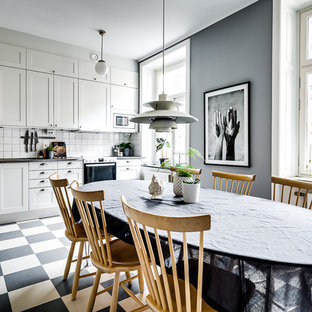 Foto på ett stort skandinaviskt kök med matplats, med grå väggar, linoleumgolv och flerfärgat golv