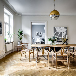 Idéer för stora minimalistiska matplatser, med mellanmörkt trägolv, beiget golv och beige väggar