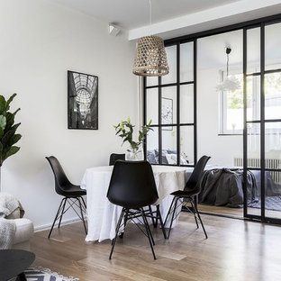 Idéer för att renovera en nordisk matplats med öppen planlösning, med vita väggar och ljust trägolv