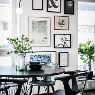 Bild på en stor nordisk matplats med öppen planlösning, med vita väggar, ljust trägolv och grått golv