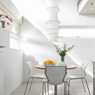 Inredning av en modern matplats, med vita väggar och vitt golv