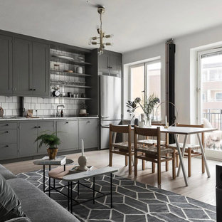 Inspiration för skandinaviska matplatser med öppen planlösning, med vita väggar, ljust trägolv och beiget golv