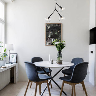 Inspiration för små minimalistiska matplatser, med vita väggar och beiget golv
