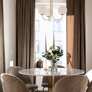 Foto på en funkis matplats, med beige väggar, mellanmörkt trägolv och brunt golv