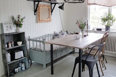 Exempel på en mellanstor shabby chic-inspirerad matplats, med vita väggar och målat trägolv