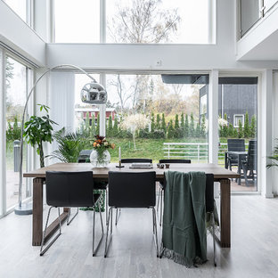 Idéer för en stor modern matplats med öppen planlösning, med ljust trägolv och grått golv