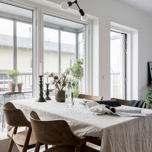 Idéer för mellanstora minimalistiska matplatser med öppen planlösning, med vita väggar och ljust trägolv