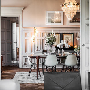 Cette photo montre une grand salle à manger scandinave avec un mur blanc, un sol en bois foncé et aucune cheminée.