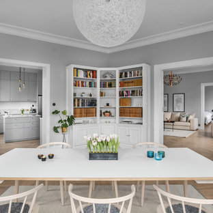Idéer för en mellanstor minimalistisk matplats, med grå väggar, mellanmörkt trägolv och beiget golv