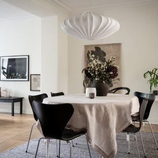Exempel på en modern matplats, med vita väggar, mellanmörkt trägolv och brunt golv
