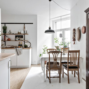 Exempel på ett mellanstort nordiskt kök med matplats, med vita väggar, ljust trägolv och beiget golv