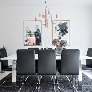 Inspiration för en mellanstor funkis separat matplats, med vita väggar, ljust trägolv och beiget golv