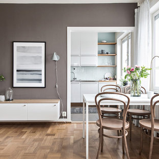 Idéer för att renovera en skandinavisk matplats, med bruna väggar, mellanmörkt trägolv och beiget golv