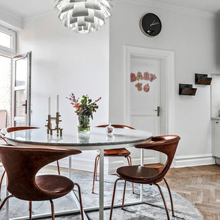 Foto på ett mellanstort minimalistiskt kök med matplats, med ljust trägolv, beiget golv och vita väggar